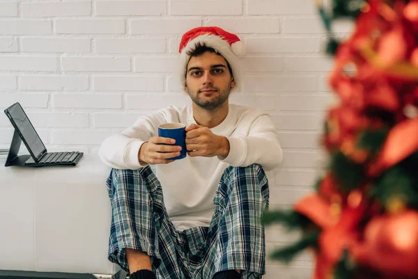 Muž Doma Šálkem Kávy Počítač Uvolněný — Stock fotografie