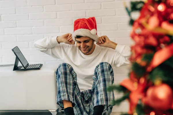 Homem Casa Feliz Natal Com Computador Árvore — Fotografia de Stock