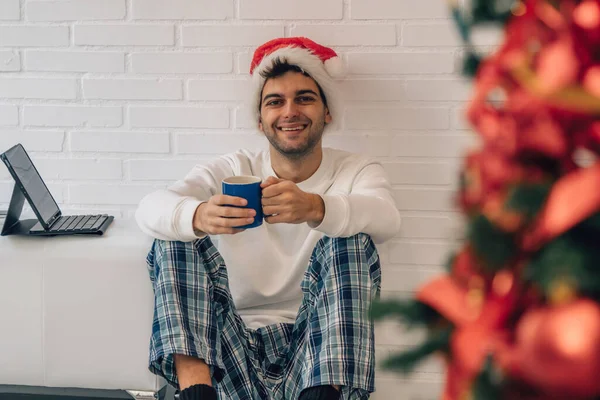 Homem Casa Com Xícara Café Computador Relaxado — Fotografia de Stock