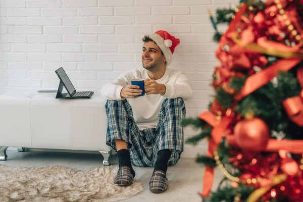 Homme Maison Avec Tasse Café Ordinateur Détendu — Photo