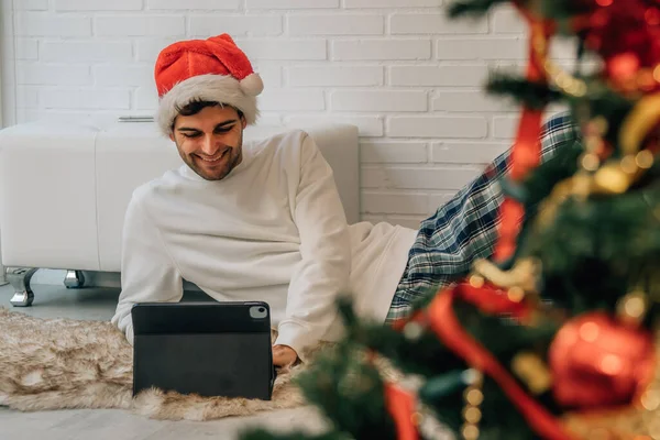Homem Casa Natal Com Computador — Fotografia de Stock