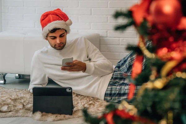 クリスマスに自宅でコンピューターと携帯電話で — ストック写真