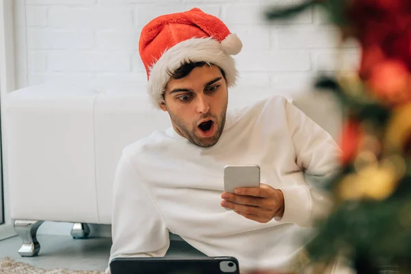 Homem Casa Natal Com Computador Telefone Celular — Fotografia de Stock