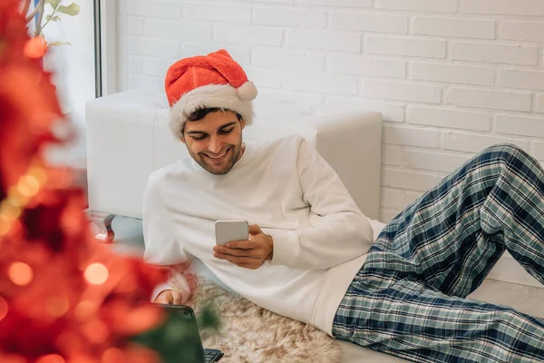 Homem Casa Relaxado Natal Com Telefone Móvel — Fotografia de Stock