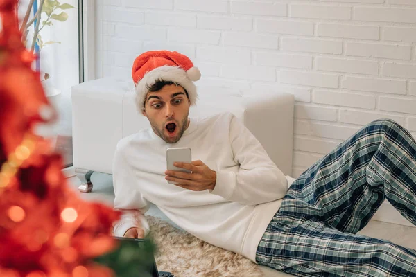 Homem Casa Relaxado Natal Com Telefone Móvel — Fotografia de Stock