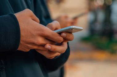 Cep telefonuyla gençlerin ellerine yakın çekim
