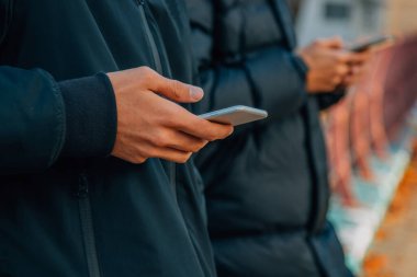 Cep telefonuyla gençlerin ellerine yakın çekim
