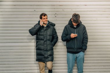 Sokaklarda cep telefonlu gençler