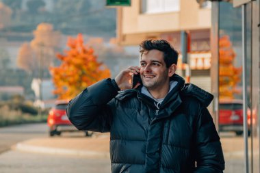 Adam cep telefonuyla ya da cep telefonuyla konuşuyor.