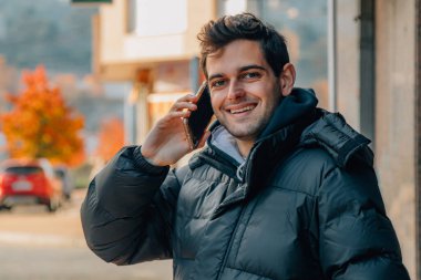 Adam cep telefonuyla ya da cep telefonuyla konuşuyor.