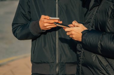 Cep telefonu olan gençlerin elleri