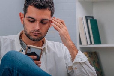 Cep telefonu ya da cep telefonu olan adam evde