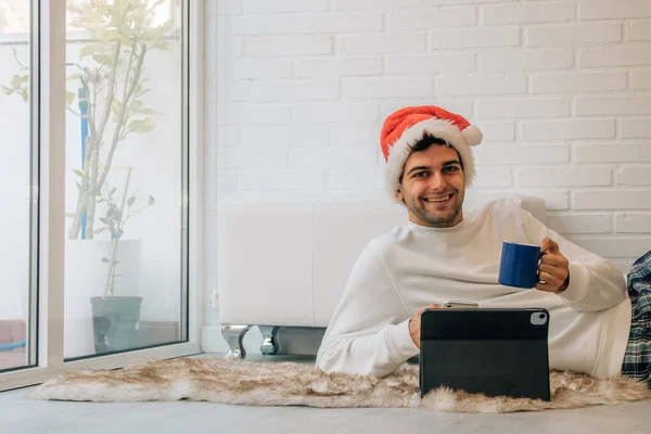 Szczęśliwy Człowiek Domu Boże Narodzenie Telefonu Komórkowego Komputera — Zdjęcie stockowe