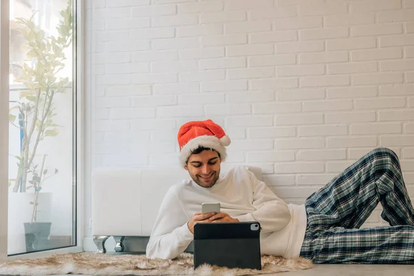 Homem Feliz Casa Natal Com Telefone Celular Computador — Fotografia de Stock
