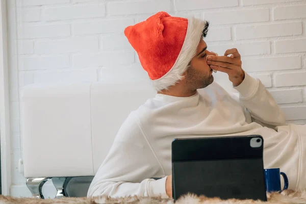 Мужчина Простудой Дома Рождество Компьютером — стоковое фото