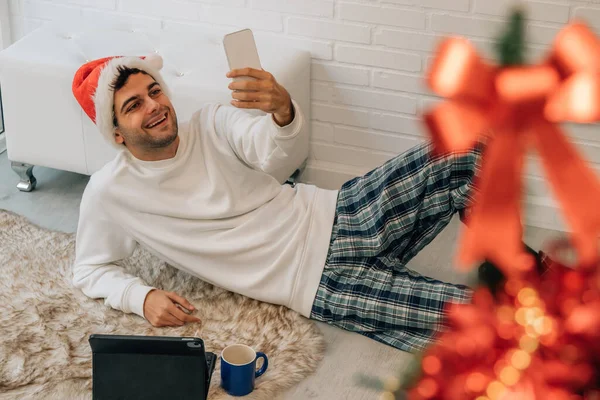 Homem Com Chapéu Papai Noel Casa Com Telefone Celular Computador — Fotografia de Stock