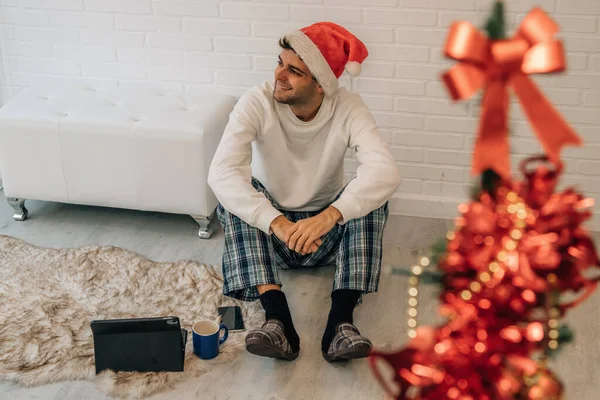 Homem Com Chapéu Papai Noel Casa Com Telefone Celular Computador — Fotografia de Stock