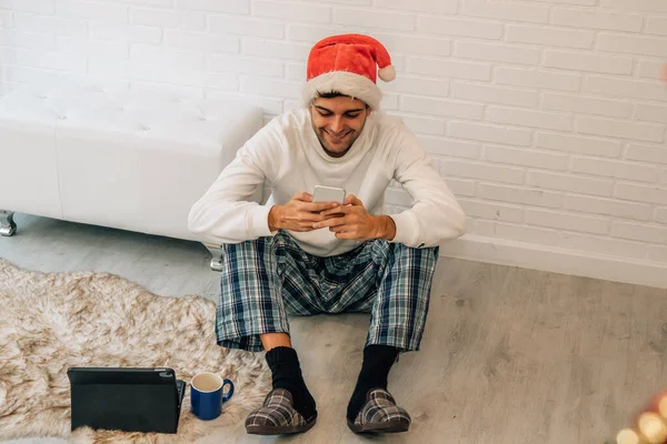 Homem Casa Natal Com Computador Telefone Celular — Fotografia de Stock