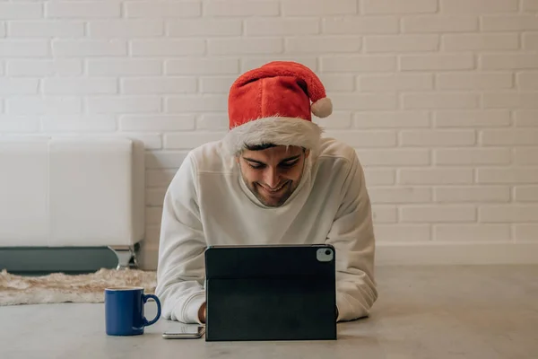 Homem Casa Natal Com Chapéu Papai Noel Computador — Fotografia de Stock