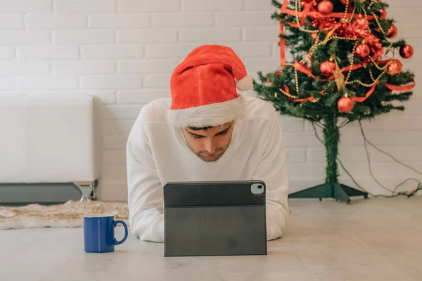 Homem Casa Natal Com Chapéu Papai Noel Computador — Fotografia de Stock