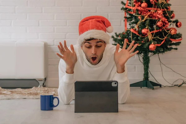 Jovem Surpreso Olhando Para Computador Casa Para Natal — Fotografia de Stock