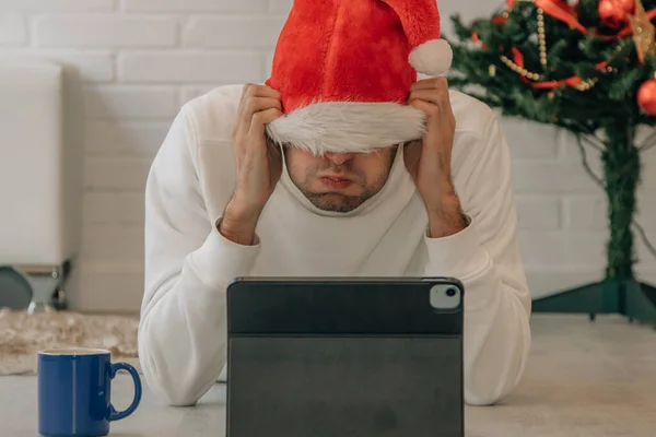 オンラインでクリスマスに自宅で怒っている若い男のショッピング — ストック写真