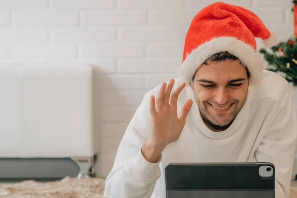 Homem Casa Para Natal Falando Computador Videoconferência — Fotografia de Stock