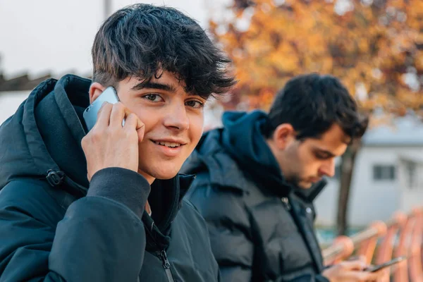 Jóvenes Con Teléfonos Móviles Calle — Foto de Stock