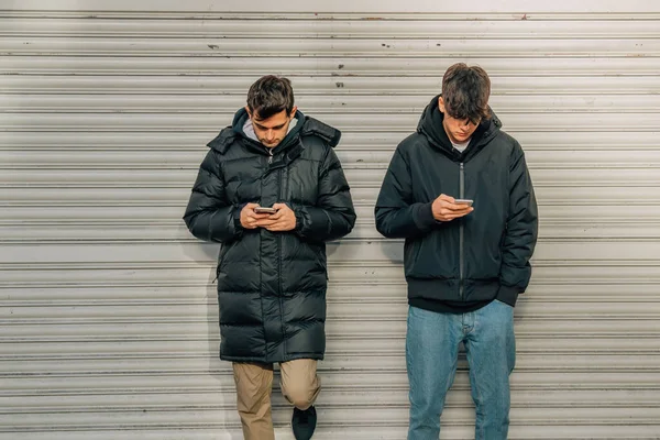 Jovens Rua Com Telefone Celular — Fotografia de Stock