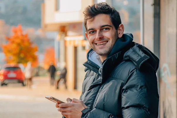 Joven Con Teléfono Móvil Calle — Foto de Stock