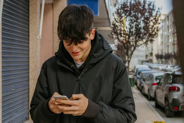 Nastolatek Ulicy Telefon Komórkowy — Zdjęcie stockowe