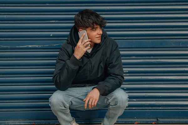 Tonåring Med Mobiltelefon Sittande Gatan — Stockfoto