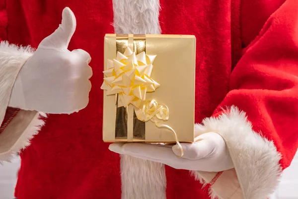 Рука Санта Клауса Рождественским Подарком — стоковое фото