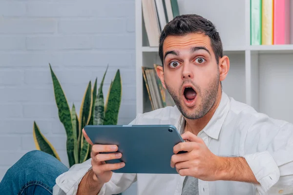 Hombre Casa Con Computadora Tableta Expresión Sorprendida —  Fotos de Stock