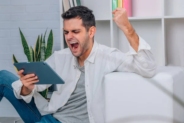 Man Thuis Met Computer Tablet Uitdrukking Van Succes — Stockfoto