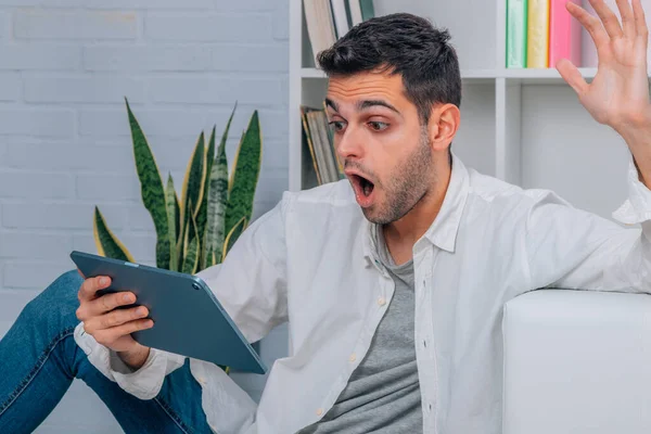 Άντρας Στο Σπίτι Υπολογιστή Tablet Και Έκπληκτη Έκφραση — Φωτογραφία Αρχείου