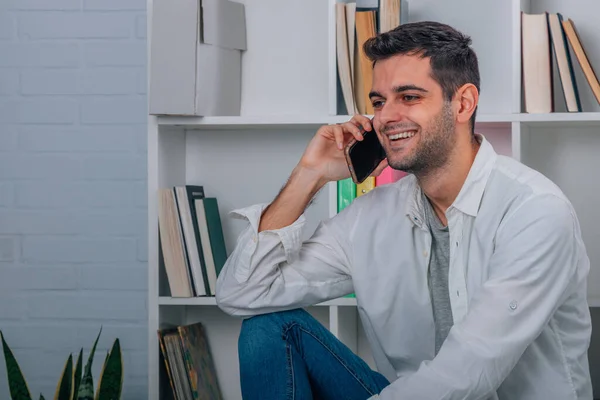 Atractivo Hombre Casa Con Teléfono Móvil — Foto de Stock