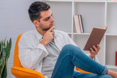 Evdeki adam ders kitabı okudu.