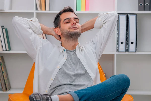 Hombre Casa Descansando Relajado — Foto de Stock