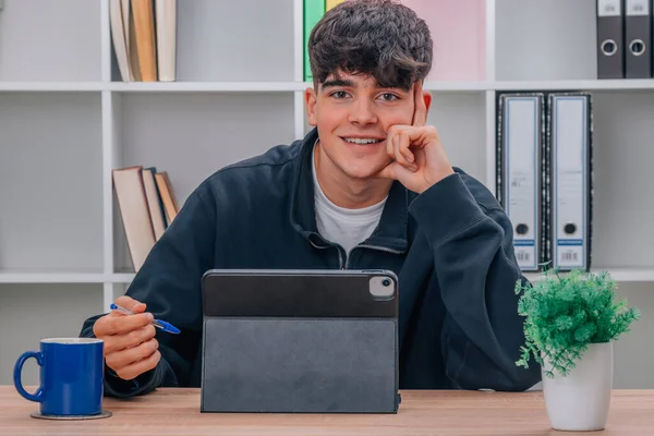 Студент Підліток Ноутбуком Який Вивчає — стокове фото