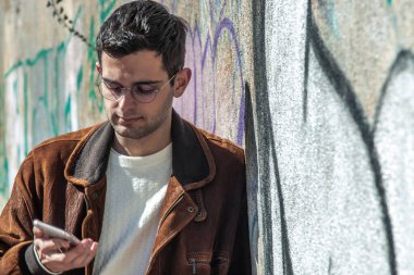 Sokakta cep telefonu olan bir adam.