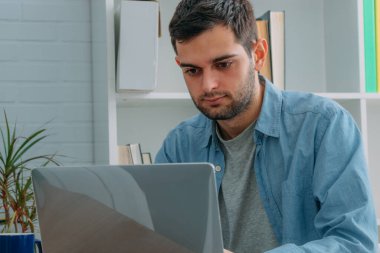 Bilgisayar Office ile çalışan adam