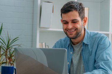 Bilgisayar Office ile çalışan adam