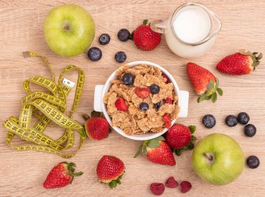 Ölçüm bandı, sağlık ve diyet konseptiyle mısır gevreği kasesi üst görünümü