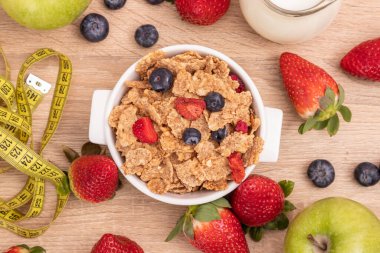 Ölçüm bandı, sağlık ve diyet konseptiyle mısır gevreği kasesi üst görünümü