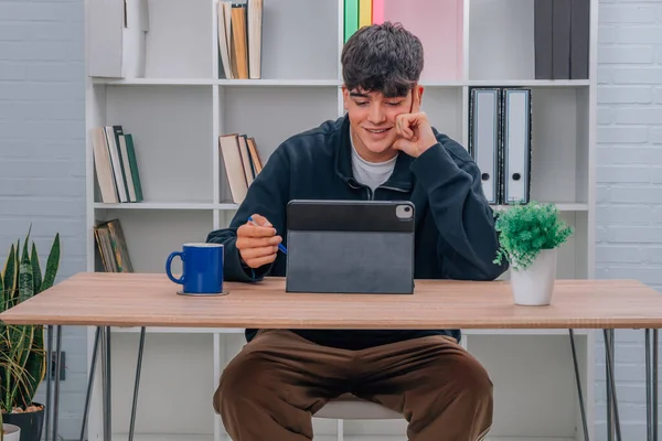 Хлопчик Підліток Вдома Ноутбуком — стокове фото