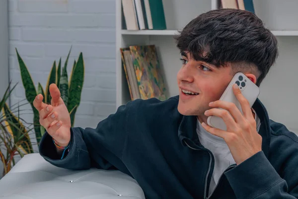 Adolescente Niño Hablando Teléfono Móvil — Foto de Stock