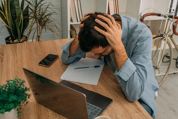 Homme Avec Des Problèmes Stress Bureau Avec Ordinateur — Photo