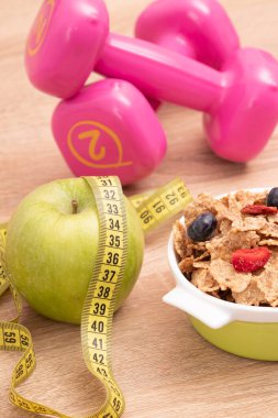 Şeritli elma ve dambılı mısır gevreği.