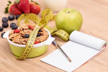 Mısır gevreği kasesi mezura ve defter, diyet ve sağlık geçmişi